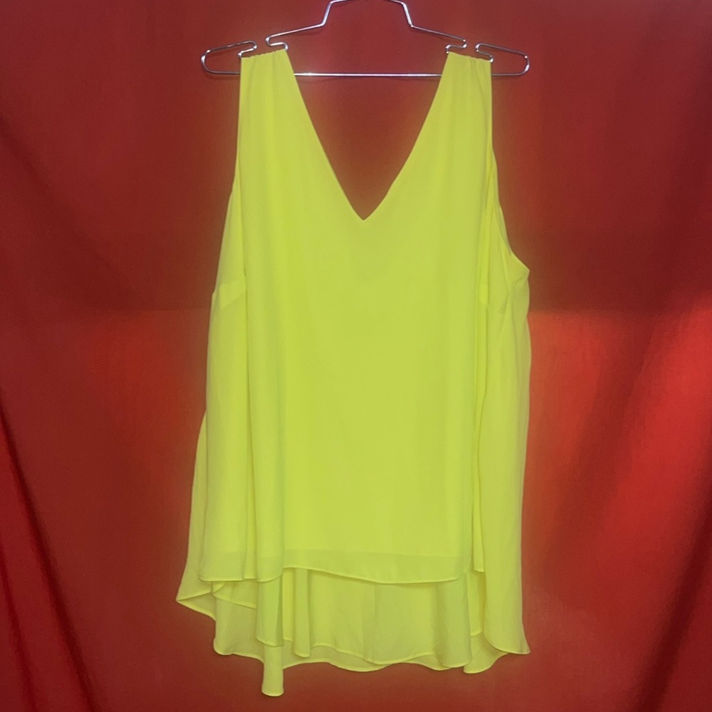 Kaari Blue Curvy neon yellow top